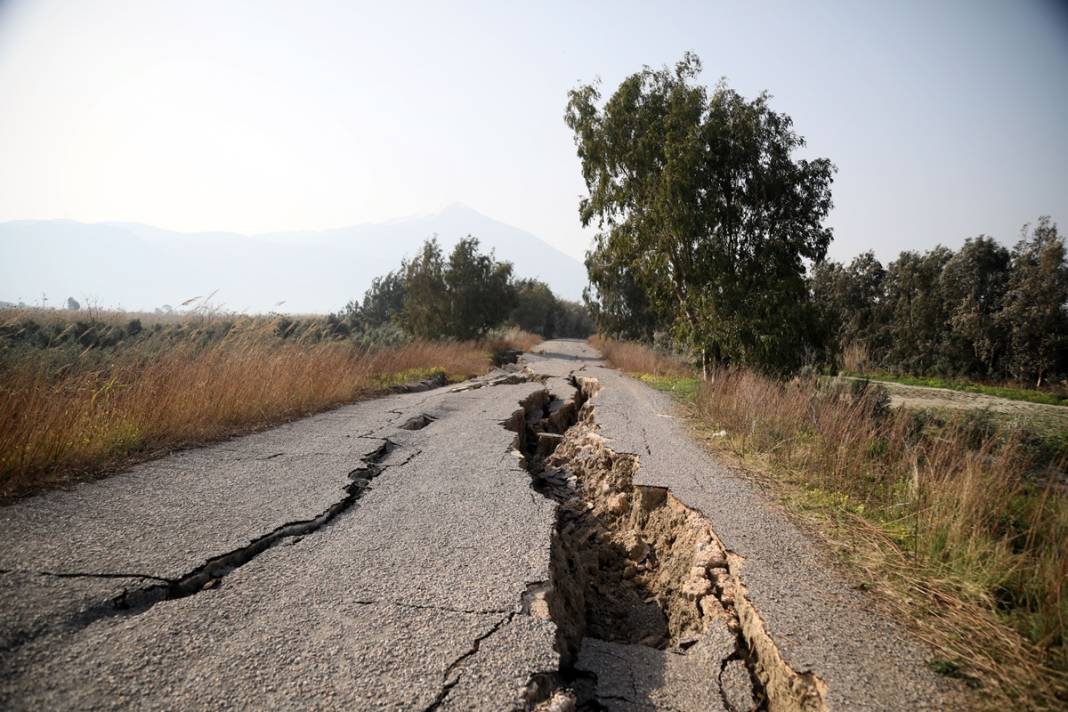 İçine insan girebiliyor, korkutucu görüntüler! Kuş Cenneti'ne giden yolun 2 kilometresi depremde yarıldı 12